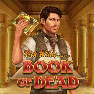 Book of Dead från Play'n GO där äventyraren Rich Wilde håller upp en bok i en egyptisk tempelsal